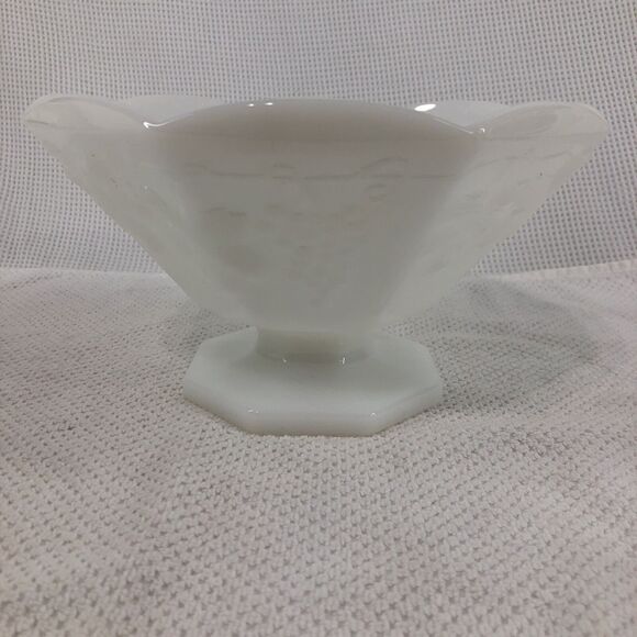 Vintage 9" White Milk Glass Pedestal Footed Fruit Bowl Grape Vine & Leaf Pattern - Picture 1 of 9